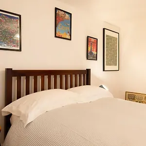 Stylish Underground Flat, 30s, Graffiti Yard Apartment